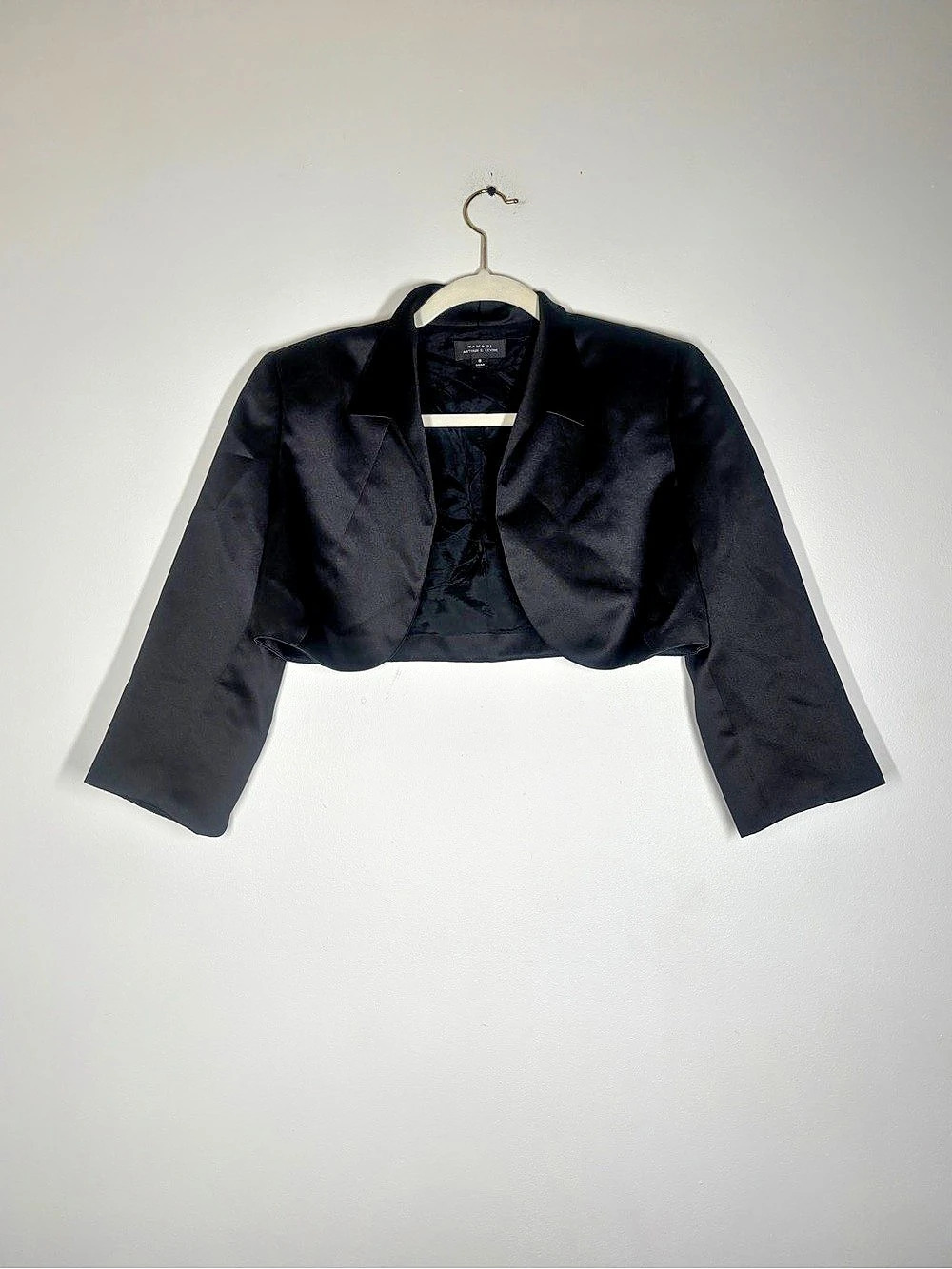 Tahari Arthur S. Levine Black Cropped Blazer Size 8 Like New